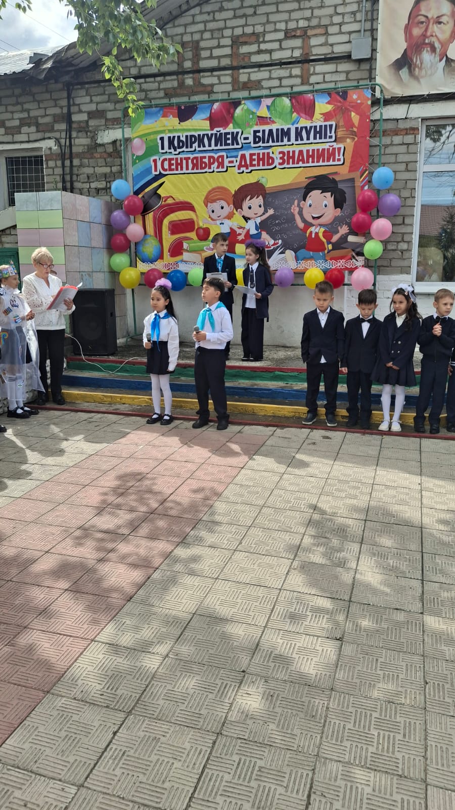 Нам родная школа двери открывает